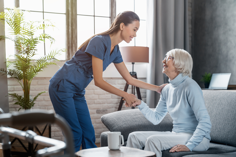 good mutual communication between a female caregiver and her patient